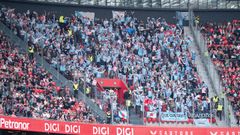 La afici�n del Celta abarrot� la grada visitante de San Mam�s.