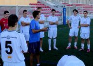 Mart�n Murado da instrucciones a los futbolistas del Lemos en el entrenamiento del lunes. 