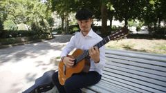 Mart�n, con su guitarra cl�sica, en el parque de San L�zaro