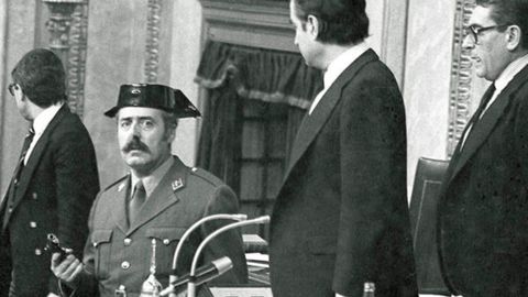 Fotograf�a de archivo del intento de golpe de Estado del 23 de febrero de 1981 en la que puede verse a Antonio Tejero irrumpiendo, pistola en mano, en el Congreso, una de las ic�nicas im�genes realizadas por el reportero gr�fico de la Agencia EFE Manuel Hern�ndez de Le�n.