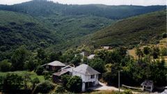 Pueblo t�pico de la monta�a de Galicia con los problemas habtiuales de comunicaci�n