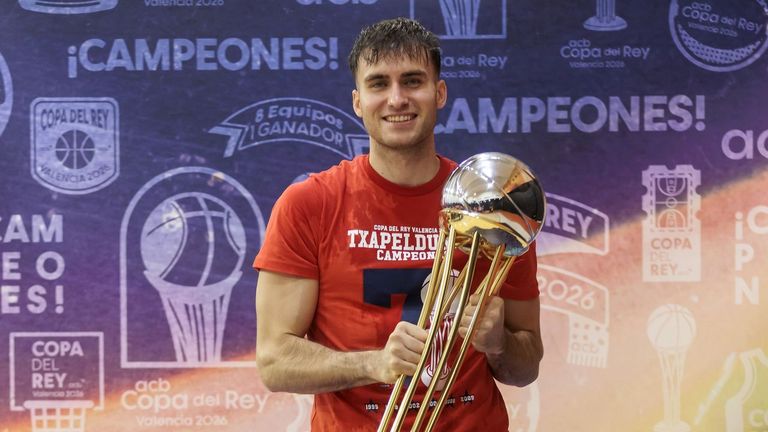Rafa Villar, con la Copa del Rey 2026 ganada con el Baskonia en el Roig Arena de Valencia