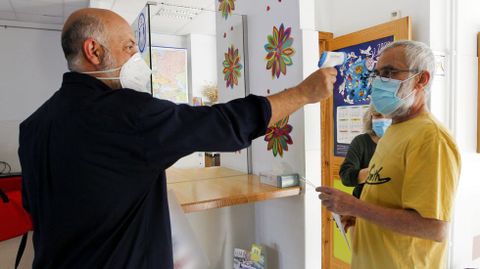 Control de temperatura en el acceso al IES Armando Cotarelo (Vilaxon) en Vilagarca