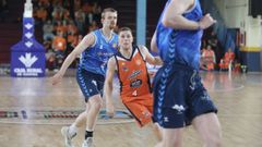 Paul Jorgensen se escabulle entre Jacob Round y Jonas Paukste.