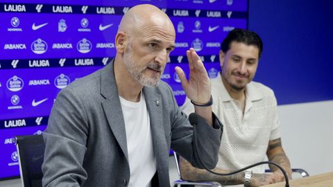 Fernando Soriano, junto a Jos� Mar�a Gim�nez, durante la presentaci�n del central como nuevo jugador del Deportivo.