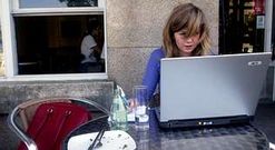 Una joven trabaja con un port�til en una terraza