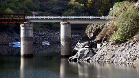 El puente de Portotide sobre el Mi�o en el embalse de Belesar, fotografiado en un momento en que el nivel estaba bajo m�nimos