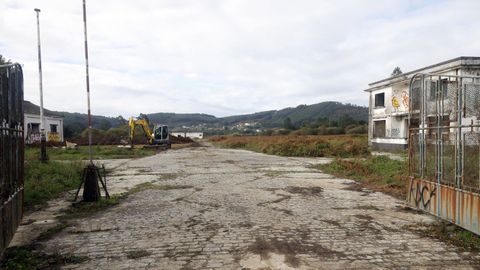 Acceso principal a la parcela, con maquinaria trabajando en su interior.