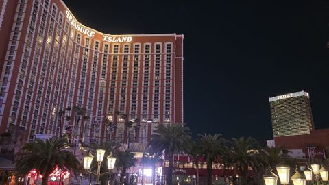 La torre Trump, a la derecha, �vigila� el hotel casino The Treasure Island (la isla del tesoro) en Las Vegas.