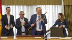 A LARACHA. El Partido Popular revalid� ayer una nueva mayor�a absoluta en el consistorio. Son once ediles populares, por cuatro del PSOE y dos del BNG. Jos� Manuel L�pez Varela suma ya su quinta mayor�a absoluta desde que tom� el bast�n de mando en mayo del a�o 1999. 