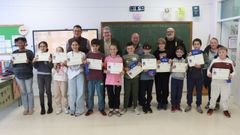 Alumnos del CEIP de Quins (Mel�n), con sus diplomas tras la formaci�n c�vico-tributaria ofrecida por la Xunta.