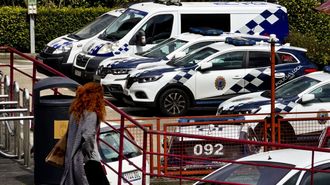 Coches de la Polic&iacute;a Local aparcados en dependencias del cuerpo en el Ayuntamiento.