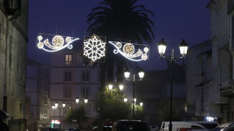 NAVIDAD EN CELANOVA.rboles y farolas, adems de los arcos de luces, estn decorados en las calles de Celanova. A pesar de la lluvia, las luces de Navidad iluminan la vila de san Rosendo