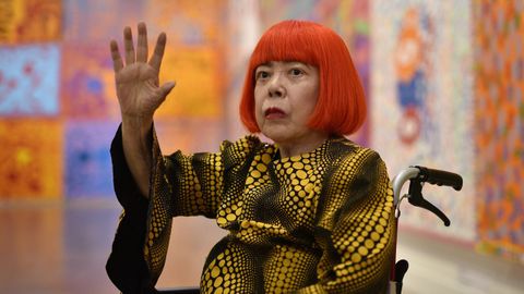 La artista Yayoi Kusama posa en el Centro Nacional de Arte de Jap&oacute;n en el 2017