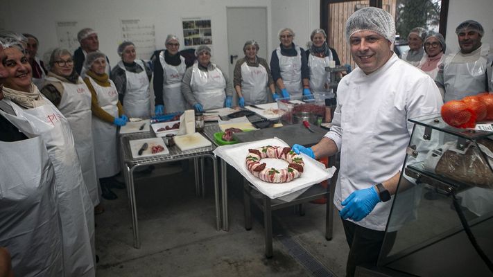 Curso de manipulaci&oacute;n de carne y elaboraci&oacute;n de pasteler&iacute;a c&aacute;rnica impartido por Jos&eacute; Manuel Mall&oacute;n y organizada por la comunidad de montes de Baro&ntilde;a