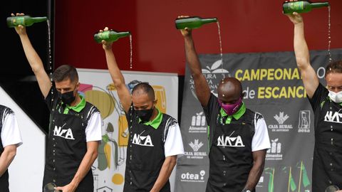 Participantes del concurso de escanciado de la sidra en Nava