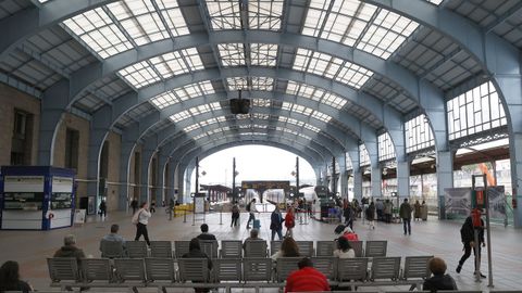 Pasajeros esperando por sus trenes en la estación de San Cristóbal de A Coruña.