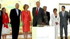 Juan Carlos I, en una de sus �ltimas visitas  a Pontevedra en el a�o 2006. El primero por la derecha es el alcalde, Miguel Anxo Fern�ndez Lores