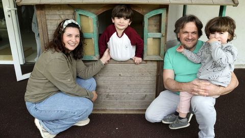 Rebeca y Ram�n con sus hijos a la salida de la escuela infantil, en Dodro. 