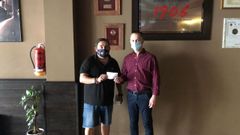 Nilo Ramos, presidente del CD Barco, entregando uno de los cheques al propietario del restaurante San Mauro