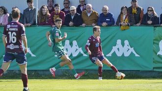 Brais Val presiona a Yelko Pino en una acción del derbi de Espiñedo