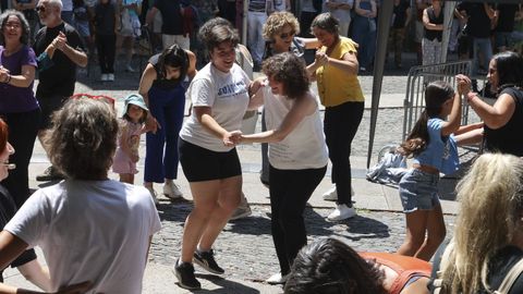 La alcaldesa, bailando en la foliada de Pesdelán en Mazarelos