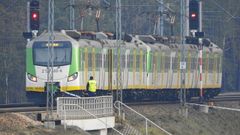 El tren que recorre la ruta Varsovia-Lublin tras el sabotaje a las vas.