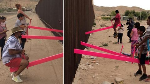 Ni�os y adultos de un lado y otro de la frontera juegan con un balanc�n cargado de simbolismo