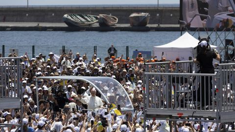 Imagen de los cayucos en el mar a la llegada de Le�n XIV en papam�vil.