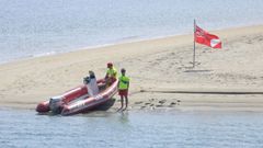 Dos socorristas coru�eses vigilan la punta de la lengua de Santa Cristina