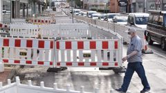 Obras en el cruce del Sol y Mar (Oleiros), en un punto en el que han puesto 172 vallas.