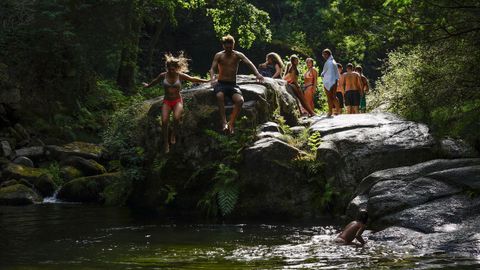 Jvenes refrescndose en el ro Brul, en Ribadavia, Ourense.