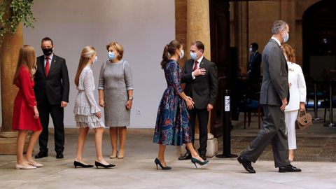 Los reyes Felipe VI y Letizia y su hijas la princesa Leonor y la infanta Sofa son recibidos por varias autoridades a su llegada al Hotel Reconquista de Oviedo