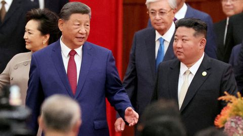 El presidente chino Xi Jinping y el de Corea del Norte, Kim Jong Un, en la reuni�n que mantuvieron este lunes
