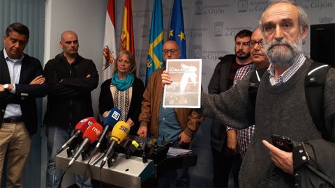 Integrantes del Observatorio de la Violencia con el documento sobre los Ultra Boys