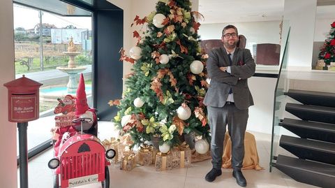 C�sar Castro, jefe de recepci�n del Hotel R�a Mar, en Dena, Mea�o