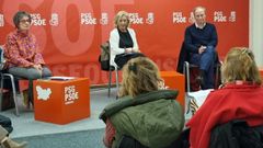 Charo Velasco, en el centro de la imagen, que fue portavoz socialista en el Ayuntamiento de Ponferrada cuando estall el caso de Nevenka Fernndez, particip en una charla con los socialistas ourensanos.