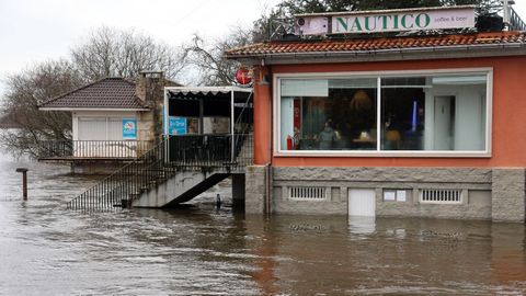 El r�o Umia desbordado a su paso por Cabanelas