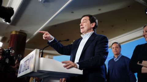 El candidato del PP a la reelecci�n como presidente en la Junta de Castilla y Le�n, Alfonso Fern�ndez Ma�ueco, el domingo por la noche tras las elecciones.