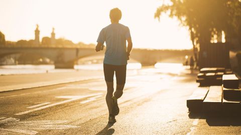 Una persona corre en Pars