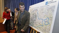 El alcalde, Luis Fern�ndez Guiti�n, junto a un mapa del municipio en un acto de presentaci�n del ARI de Sober, en una imagen de archivo