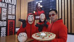 Rub�n y parte del equipo que ha contratado para Bella Ciao, vestidos con los monos de  La Casa de Papel 