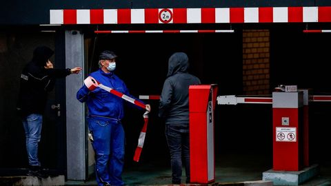 Un trabajador acordona la zona donde aparecieron los cuatro muertos