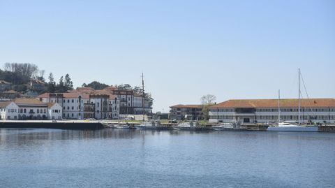 La Escuela Naval Militar de Mar�n, vista desde el paseo mar�timo de la villa