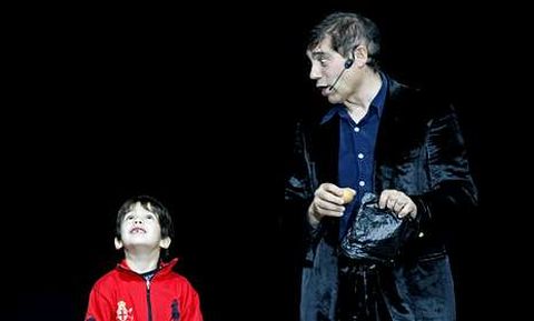 El Mago Ant�n en uno de sus espect�culos de magia, para todos los p�blicos.