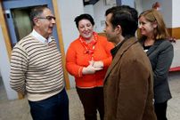 El alcalde, ayer, junto a representantes vecinales.