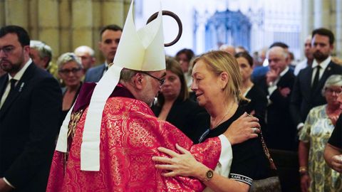 El arzobispo de Oviedo,Jesús Sanz Montes (i) abraza a Luisa Ledías (d), viuda de Antonio Trevín
