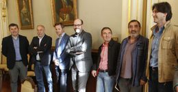 Los alcades de Boqueix�n, Bri�n, Ames, Santiago, Teo, Val do Dubra y Vedra, ayer en Raxoi. 