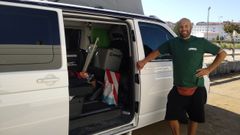Hugo, un viajero de Burgos, junto con su furgoneta en el �rea de autocaravanas de Pontevedra