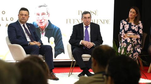 Xos� Alende, flanqueado por Manuel Campos, alcalde de Cuntis, y Conchi Campos, concejala.